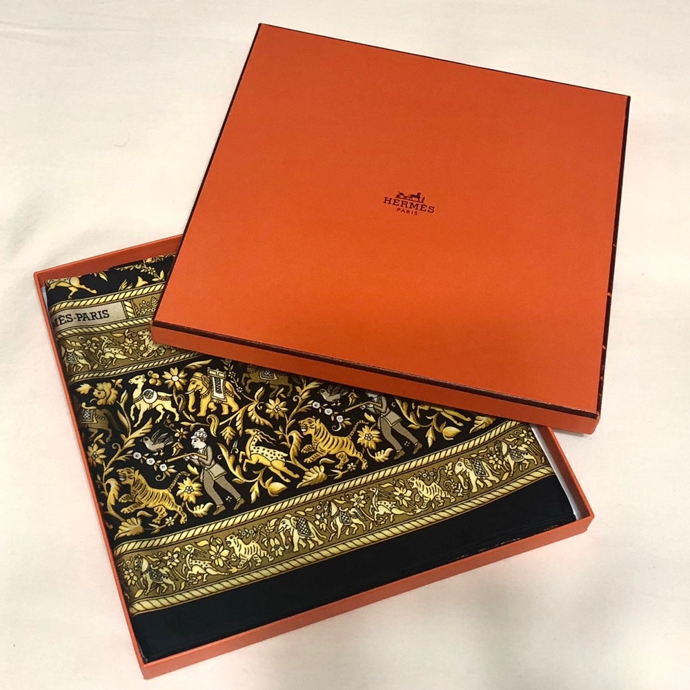 HERMÈS silk scarf 🧣